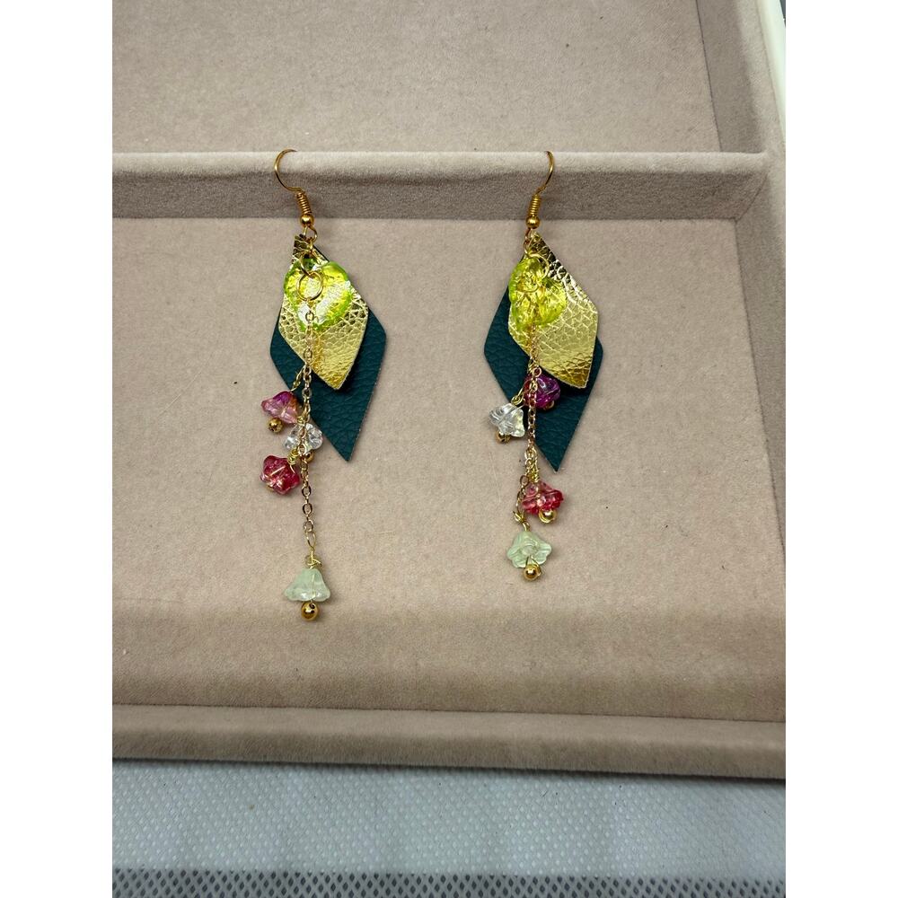 🧚🏻‍♀️ Faux Leather Floral Earrings Gold Tone Acrylic Leaf Dangle 3”
